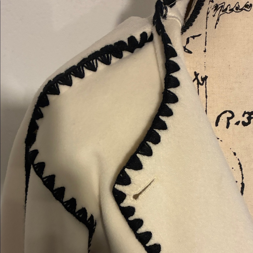 Elegant White Jacket with Black Trim - Picture 3 of 7